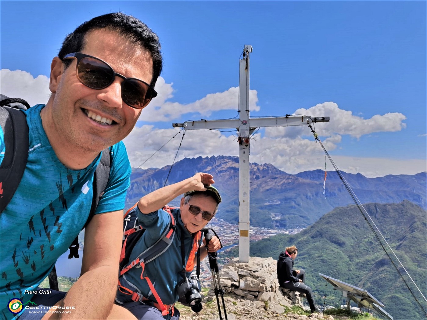 62 Alla croce di vetta del Corno Birone (1116 m) con splendida vista panoramica su Lecco, i suoi laghi, i suoi monti.jpg